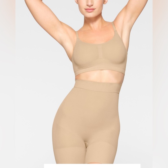 NWT SKIMS EVERYDAY SCULPT HIGH-WAISTED MID THIGH SHORT CLAY - Picture 2 of 9
